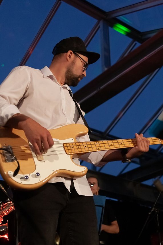 FRANZ KARAFKA und G&auml;ste auf dem Parkdeck der Marktpassage