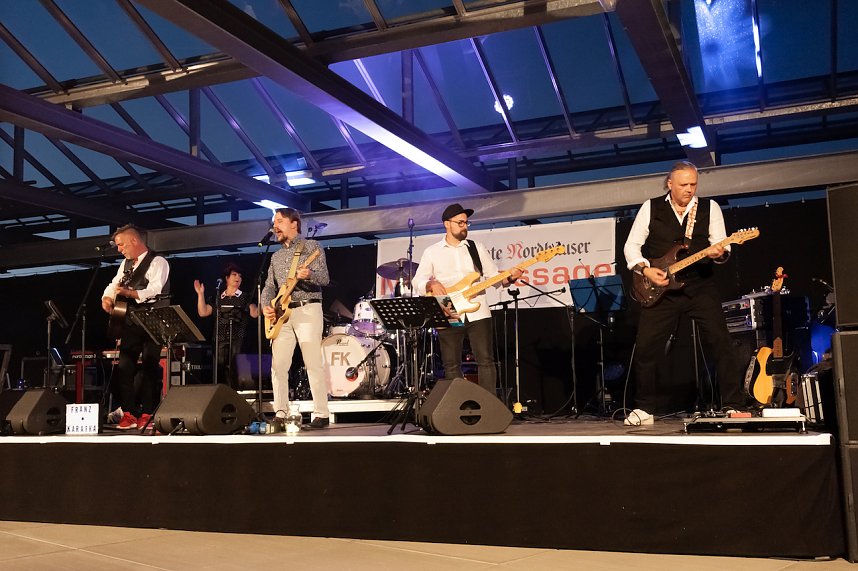 FRANZ KARAFKA und G&auml;ste auf dem Parkdeck der Marktpassage