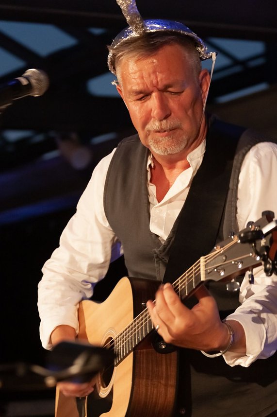 FRANZ KARAFKA und G&auml;ste auf dem Parkdeck der Marktpassage