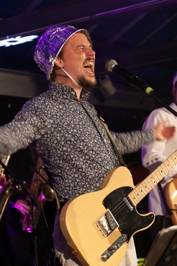 FRANZ KARAFKA und G&auml;ste auf dem Parkdeck der Marktpassage