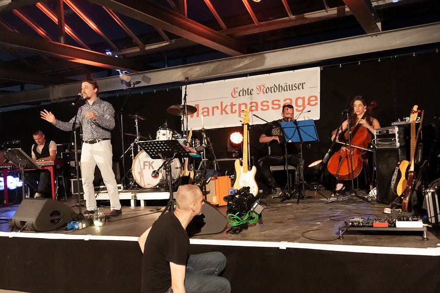 FRANZ KARAFKA und G&auml;ste auf dem Parkdeck der Marktpassage