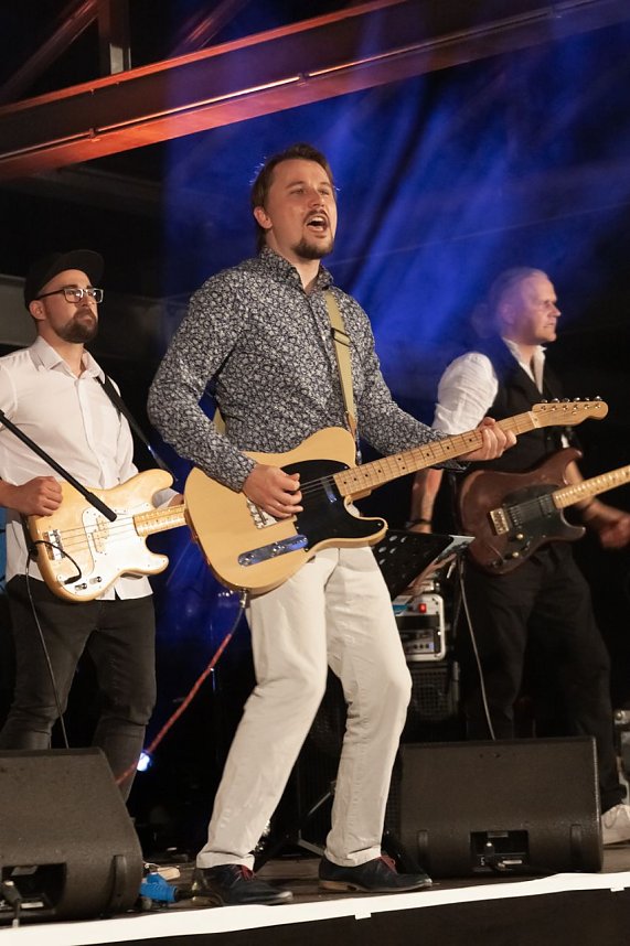 FRANZ KARAFKA und G&auml;ste auf dem Parkdeck der Marktpassage