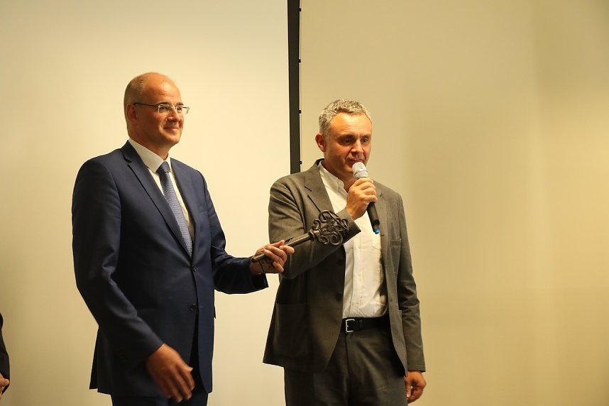 Es ist geschafft: das Oberstufengeb&auml;ude des Humboldt-Gymnasiums wurde heute Nachmittag offiziell seiner Bestimmung &uuml;bergeben