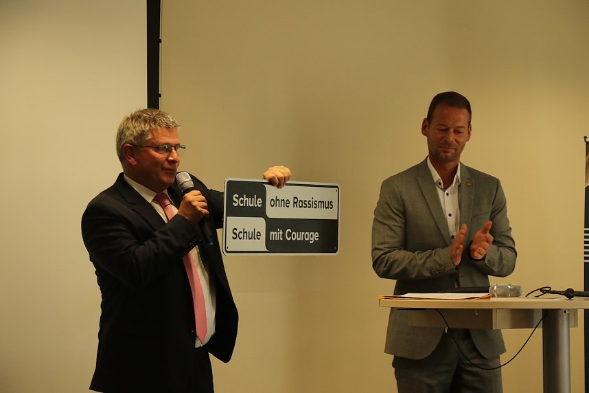 Es ist geschafft: das Oberstufengeb&auml;ude des Humboldt-Gymnasiums wurde heute Nachmittag offiziell seiner Bestimmung &uuml;bergeben