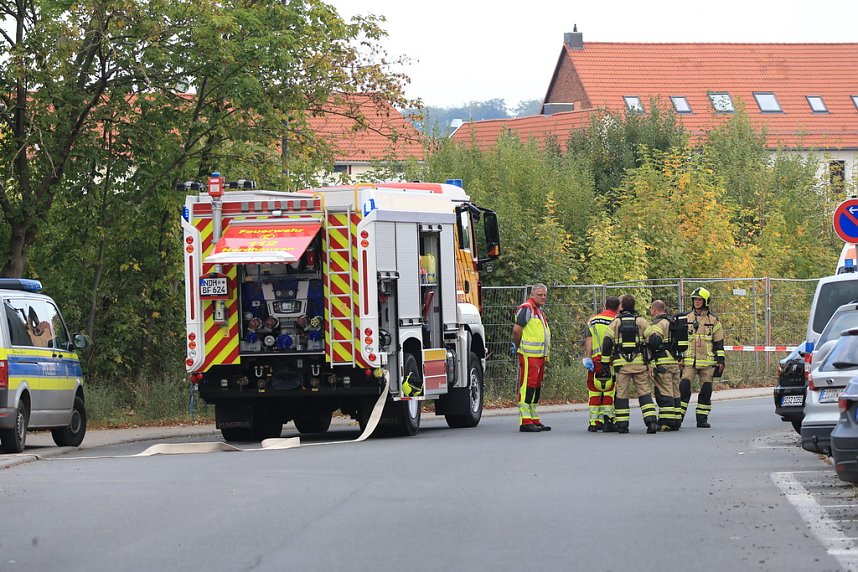 Die Polizei nimmt einen Mann fest, der ein Haus anz&uuml;nden wollte