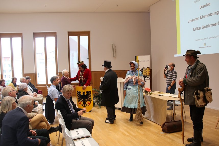 Ehrenb&uuml;rgerin Erika Schirmer &uuml;bergab heute ihr gesammeltes Werk an die Stadt Nordhausen