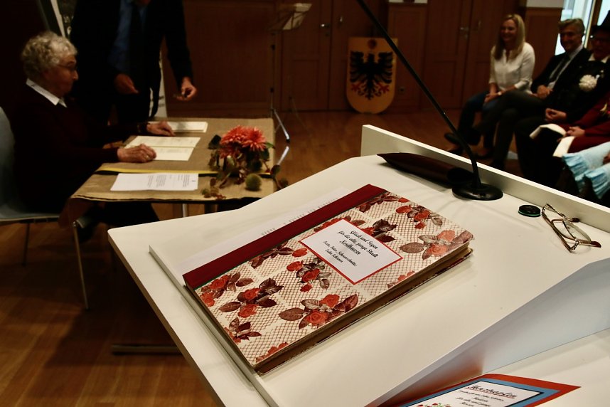 Ehrenb&uuml;rgerin Erika Schirmer &uuml;bergab heute ihr gesammeltes Werk an die Stadt Nordhausen