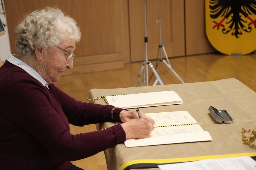 Ehrenb&uuml;rgerin Erika Schirmer &uuml;bergab heute ihr gesammeltes Werk an die Stadt Nordhausen
