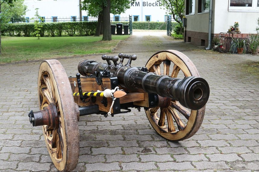 Zwei M&auml;nner, ein altes Wahrzeichen - Albrecht Uhlmann hat den Nordh&auml;user Lindwurm nachgebaut