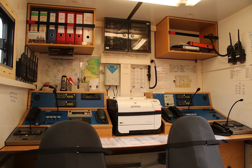 Neu und Alt nebeneinander - nach &uuml;ber 20 Jahren freute man sich bei der freiwilligen Feuerwehr Mitte heute &uuml;ber ein neues Einsatzleitfahrzeug