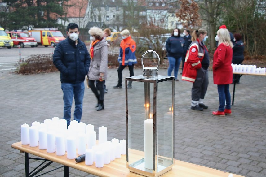 Das Friedenslicht aus Bethlehem wurde heute morgen auf dem Hof des Landratsamtes verteilt