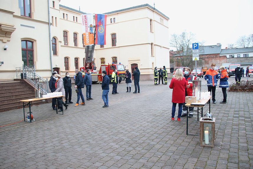 Das Friedenslicht aus Bethlehem wurde heute morgen auf dem Hof des Landratsamtes verteilt