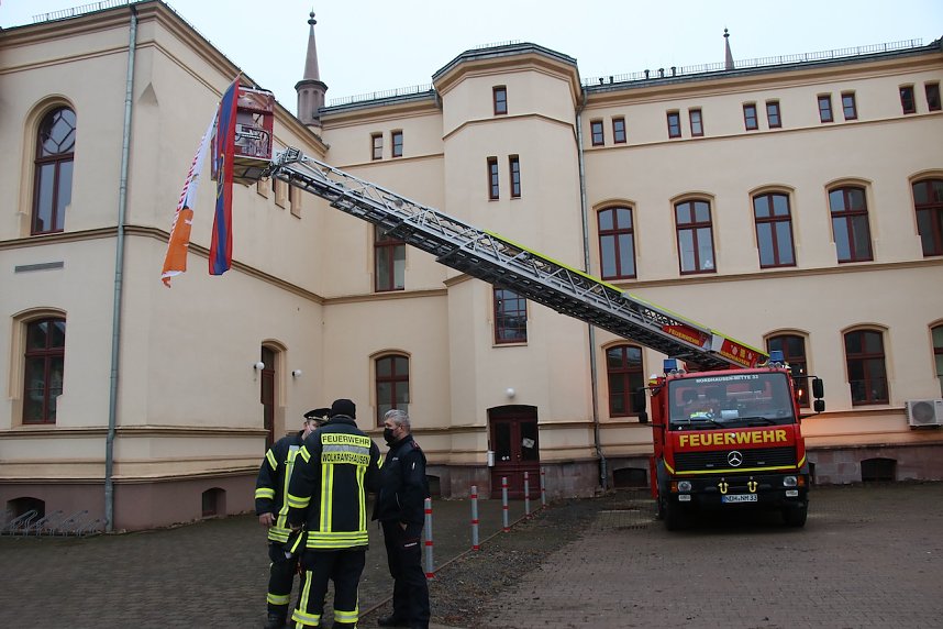 Das Friedenslicht aus Bethlehem wurde heute morgen auf dem Hof des Landratsamtes verteilt