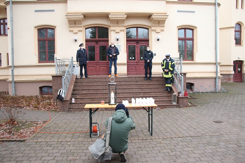 Das Friedenslicht aus Bethlehem wurde heute morgen auf dem Hof des Landratsamtes verteilt