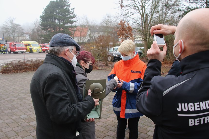 Das Friedenslicht aus Bethlehem wurde heute morgen auf dem Hof des Landratsamtes verteilt