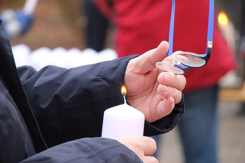 Das Friedenslicht aus Bethlehem wurde heute morgen auf dem Hof des Landratsamtes verteilt