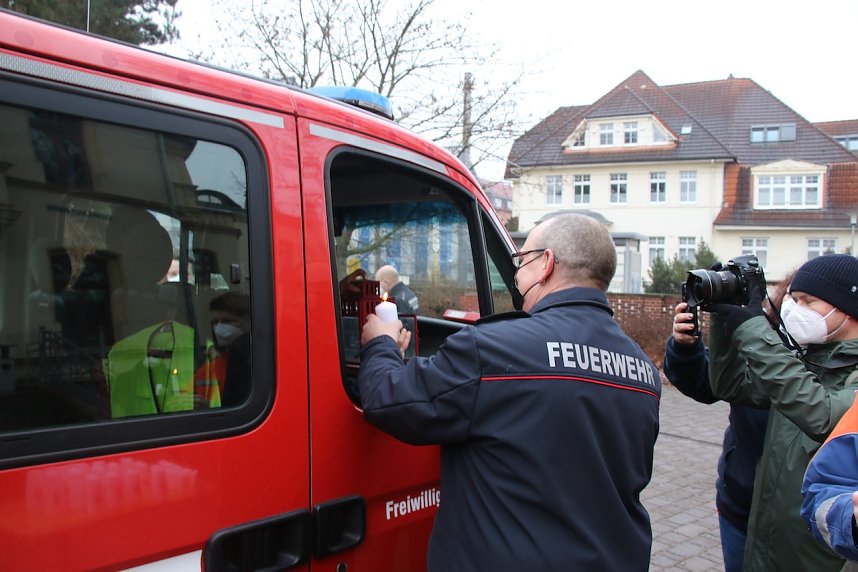 Das Friedenslicht aus Bethlehem wurde heute morgen auf dem Hof des Landratsamtes verteilt