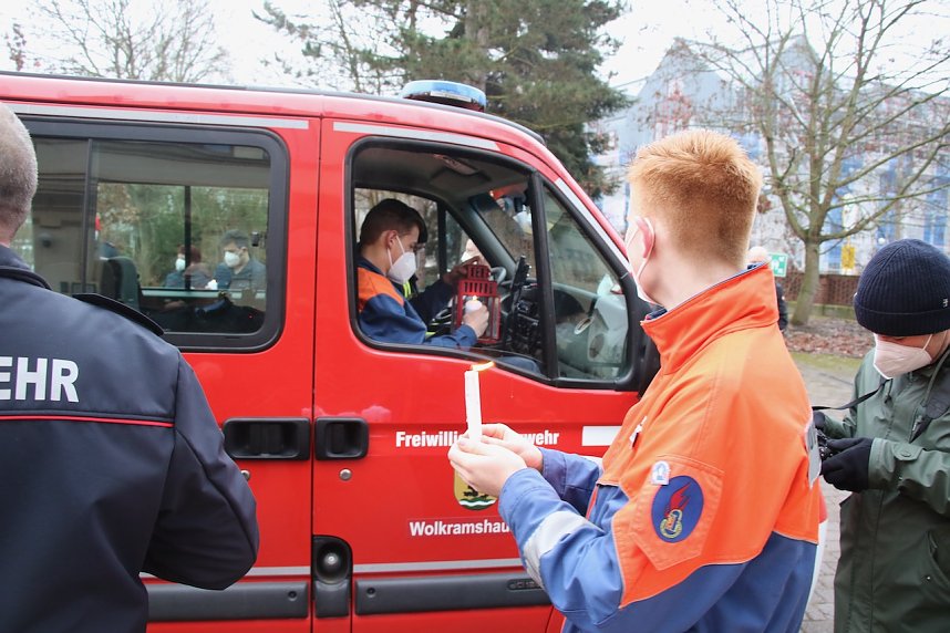 Das Friedenslicht aus Bethlehem wurde heute morgen auf dem Hof des Landratsamtes verteilt