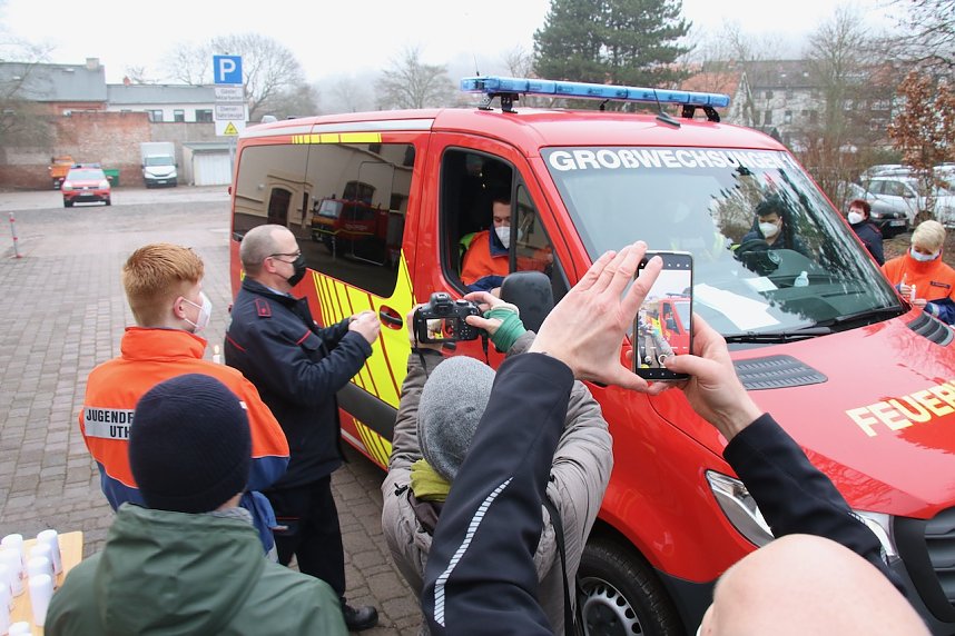 Das Friedenslicht aus Bethlehem wurde heute morgen auf dem Hof des Landratsamtes verteilt