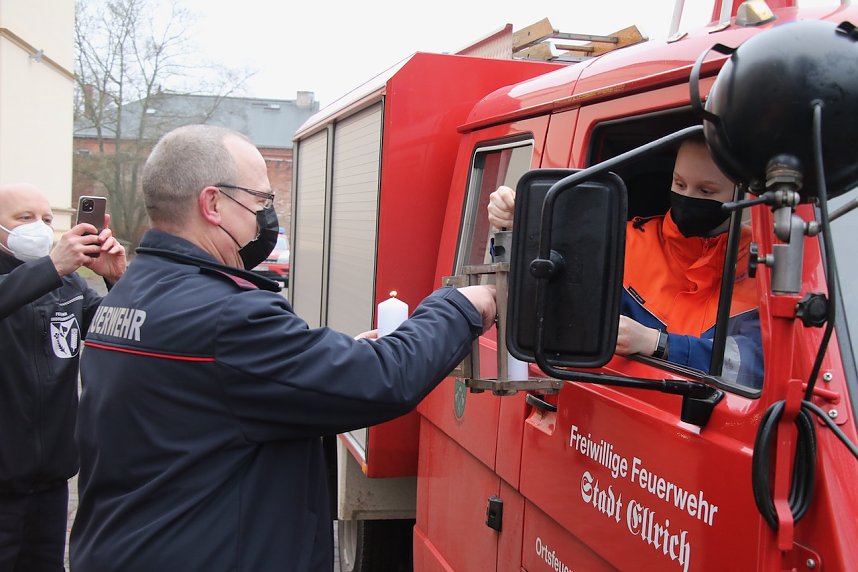 Das Friedenslicht aus Bethlehem wurde heute morgen auf dem Hof des Landratsamtes verteilt