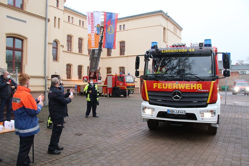 Das Friedenslicht aus Bethlehem wurde heute morgen auf dem Hof des Landratsamtes verteilt