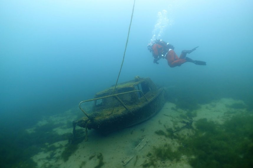 Weihnachtsmann unter Wasser - am Taucherteich versenkte man gestern wieder den traditionellen Weihnachtsbaum