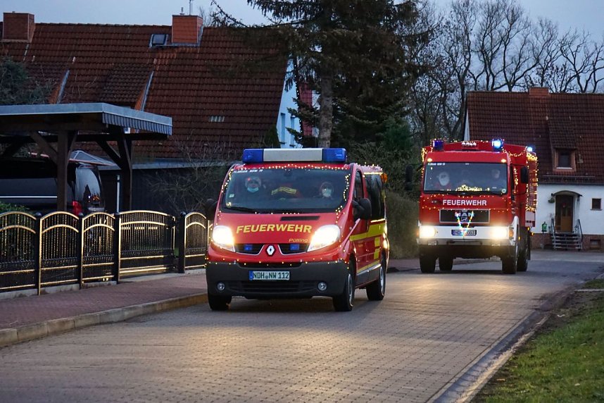 Weihnachtsmann Heiko Hieronymus und Ortschaftsb&uuml;rgermeisterin Katrin Sch&ouml;nemann verteilten am Samstag an die Kinder in Niedersachswerfen kleine Geschenke.