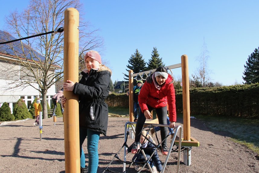 &Uuml;bergabe neuer Spielger&auml;te an der Petermann-Schule in Bleicherode