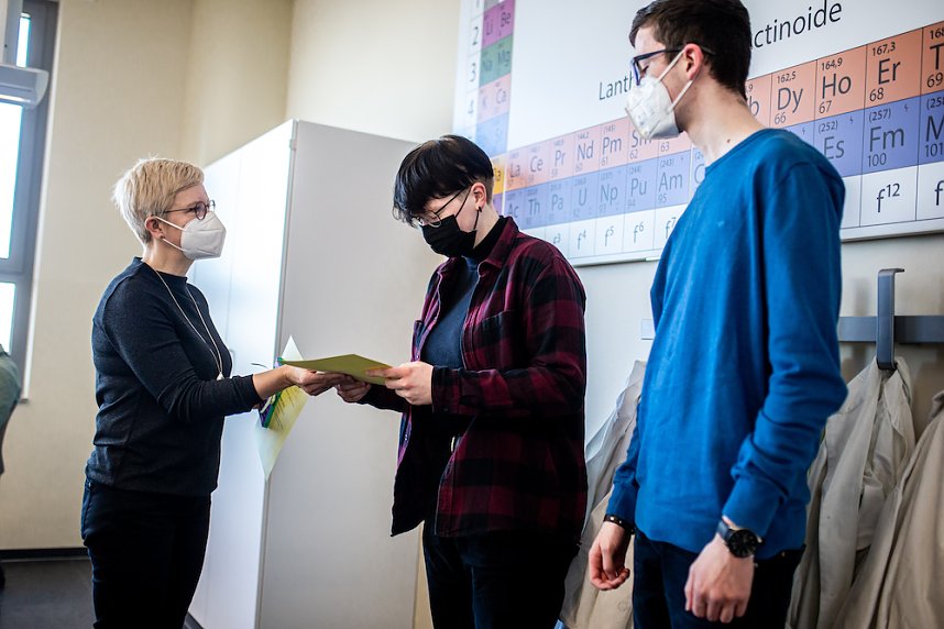 Ehrung f&uuml;r Teilnehmer der Chemieolympiade