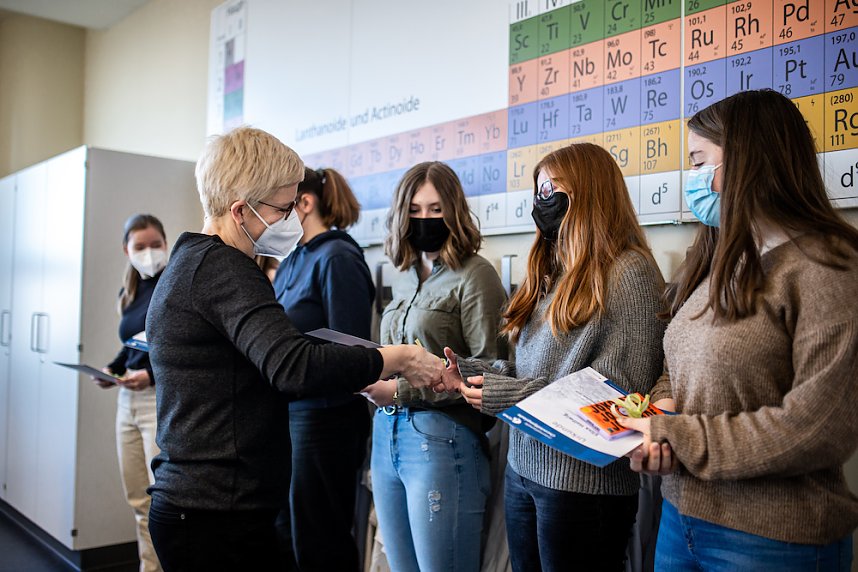 Ehrung f&uuml;r Teilnehmer der Chemieolympiade