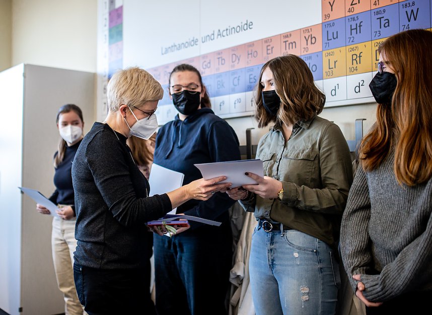Ehrung f&uuml;r Teilnehmer der Chemieolympiade