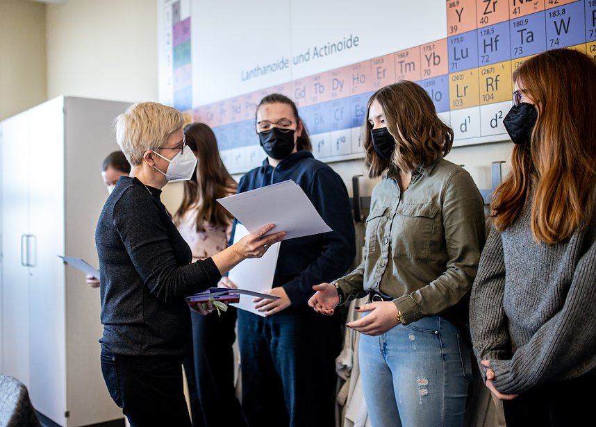 Ehrung f&uuml;r Teilnehmer der Chemieolympiade
