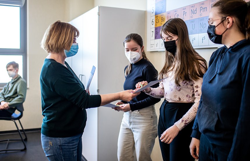 Ehrung f&uuml;r Teilnehmer der Chemieolympiade