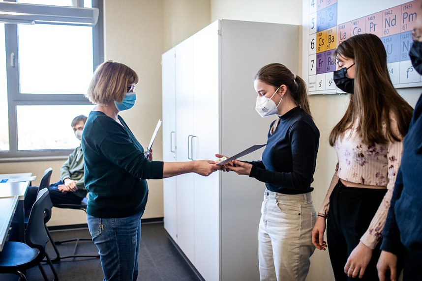 Ehrung f&uuml;r Teilnehmer der Chemieolympiade