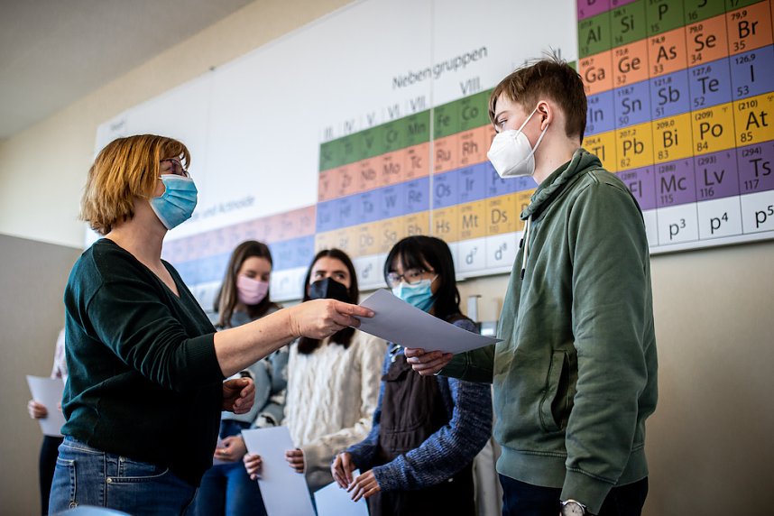 Ehrung f&uuml;r Teilnehmer der Chemieolympiade