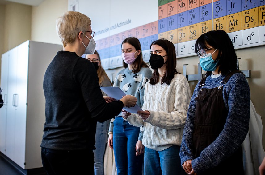 Ehrung f&uuml;r Teilnehmer der Chemieolympiade