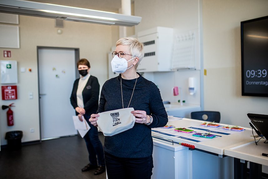 Ehrung f&uuml;r Teilnehmer der Chemieolympiade