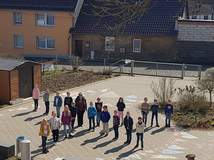 Stoppt den Krieg - die Grundschule Werther wurde in diesen Tagen einmal nicht der Jahreszeit sondern dem Zeitgeschehen entsprechend geschm&uuml;ckt