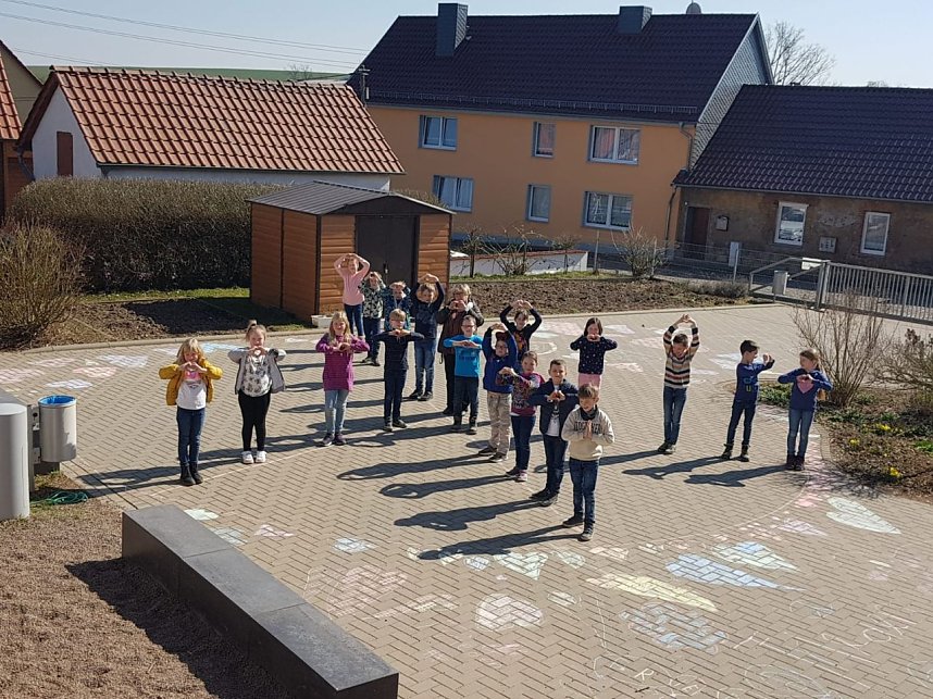 Stoppt den Krieg - die Grundschule Werther wurde in diesen Tagen einmal nicht der Jahreszeit sondern dem Zeitgeschehen entsprechend geschm&uuml;ckt