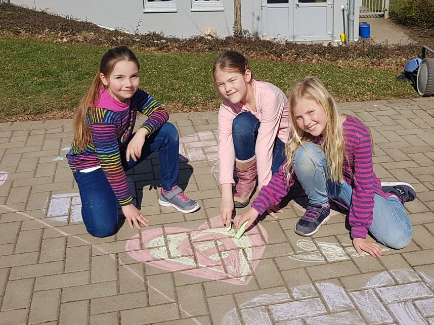 Stoppt den Krieg - die Grundschule Werther wurde in diesen Tagen einmal nicht der Jahreszeit sondern dem Zeitgeschehen entsprechend geschm&uuml;ckt