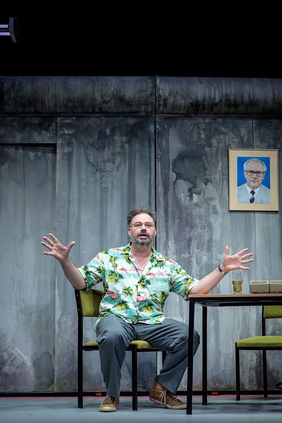 Das Ensemble des Rudolst&auml;dter Theaters l&auml;sst am Freitag die Mauer noch einmal fallen