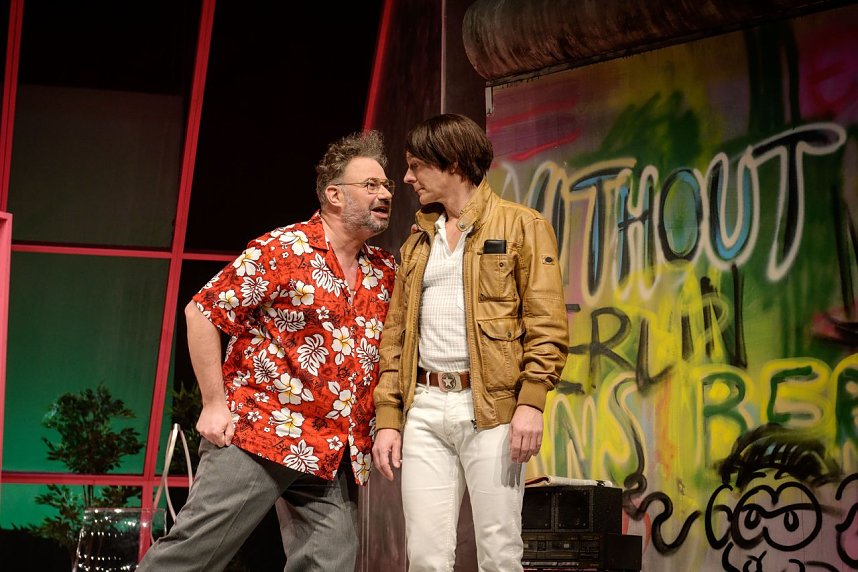 Das Ensemble des Rudolst&auml;dter Theaters l&auml;sst am Freitag die Mauer noch einmal fallen