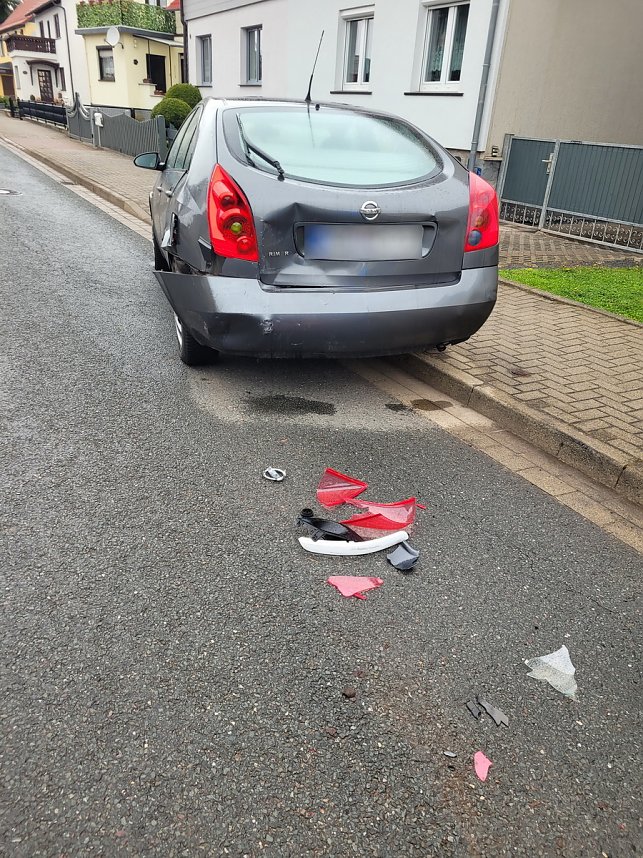 Alkoholisierter Fahrer rammt parkenden Pkw