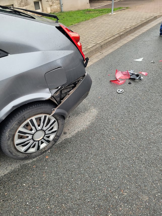 Alkoholisierter Fahrer rammt parkenden Pkw