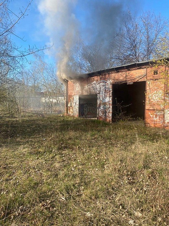 Starke Rauchentwicklung auf dem Gel&auml;nde des alten Gaswerks rief gestern die Feuerwehr auf den Plan