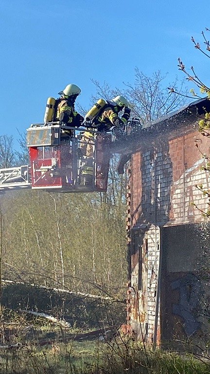 Starke Rauchentwicklung auf dem Gel&auml;nde des alten Gaswerks rief gestern die Feuerwehr auf den Plan