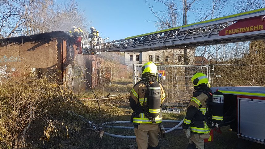 Feuerwehren auf Gel&auml;nde des alten Gaswerkes im Einsatz