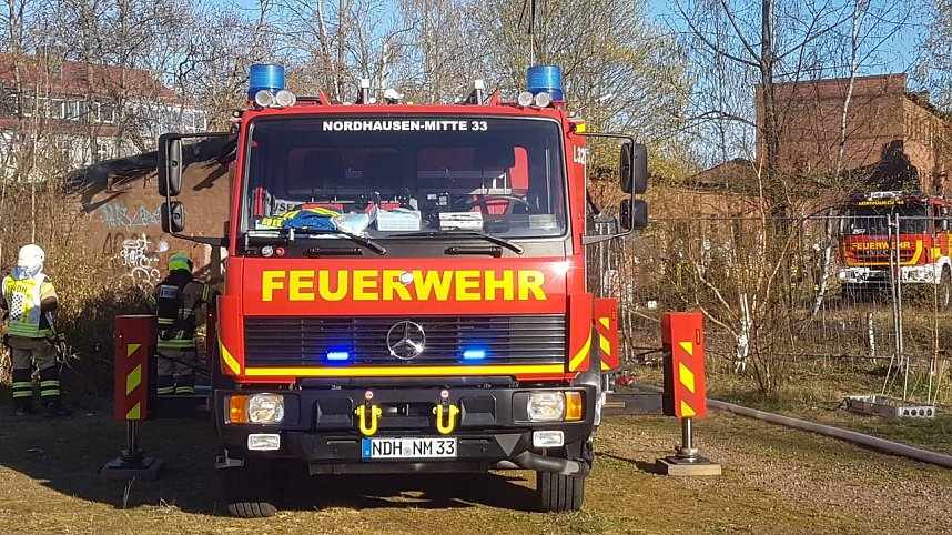 Feuerwehren auf Gel&auml;nde des alten Gaswerkes im Einsatz