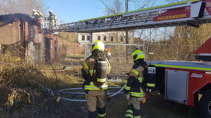 Feuerwehren auf Gel&auml;nde des alten Gaswerkes im Einsatz