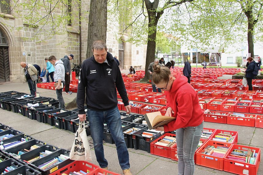 B&uuml;cherflohmarkt auf dem Blasii-Kirchplatz